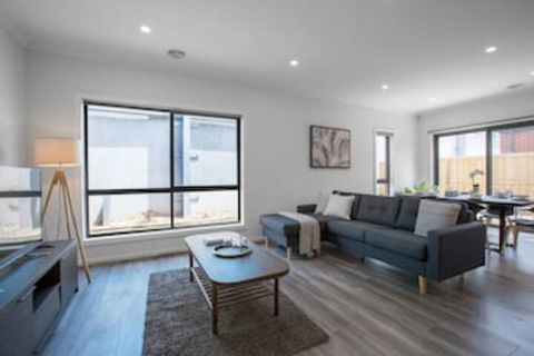 Comfy And Warm Home In Point Cook - Kempsey Accommodation 0