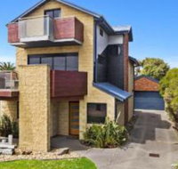 The Island Manor family seaside stay with views - Kempsey Accommodation