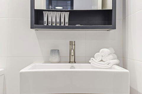 HomeHotel Stylish Apt Next To Train & Westfield - Kempsey Accommodation 5