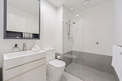 HomeHotel Stylish Apt Next To Train & Westfield - Kempsey Accommodation 4