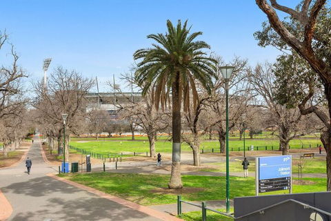 JOLI Directly Opposite MCG - Kempsey Accommodation 6