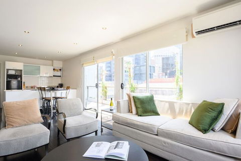 OLIVER Laneway Art Fed Square & Top Restaurants - Kempsey Accommodation 0