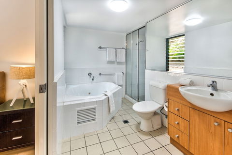 Oasis 1 Hamilton Island 2 Bedroom Apartment In Central Location With Golf Buggy - Kempsey Accommodation 3