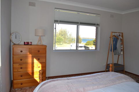 Apartment With Sweeping View Of The Bay 2 Bedrooms Sleeps 5 - Kempsey Accommodation 5