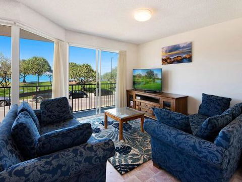 Kings Beach Ocean Front Views Private Balcony Overlooking Kings Beach - Kempsey Accommodation 3