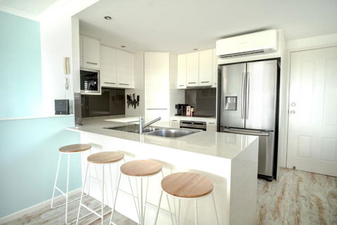 Coolum Beach 3 Level Townhouse Private Rooftop Terrace Spa Overlooking Mount Coolum - Kempsey Accommodation 3