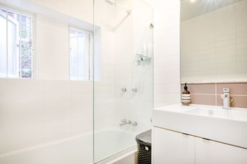 Picturesque Bellevue Hill 2BR Apt H452 - Kempsey Accommodation 3