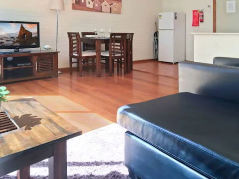 Sun, Beach, Shops, Wifi, Netflix - Kempsey Accommodation 6
