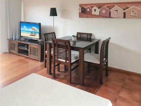 Home Near Shops & Beach - Kempsey Accommodation 3