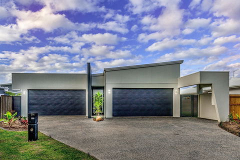 Blue Lagoon Villa B - Kempsey Accommodation 0