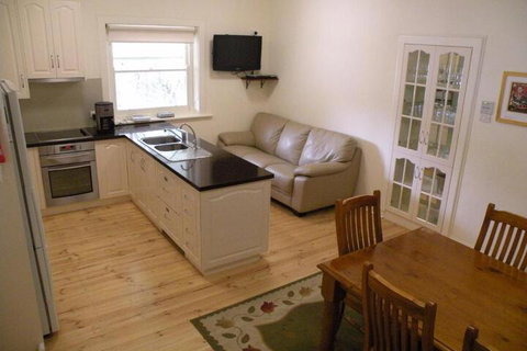 MacDonnell House Naracoorte - Kempsey Accommodation 7