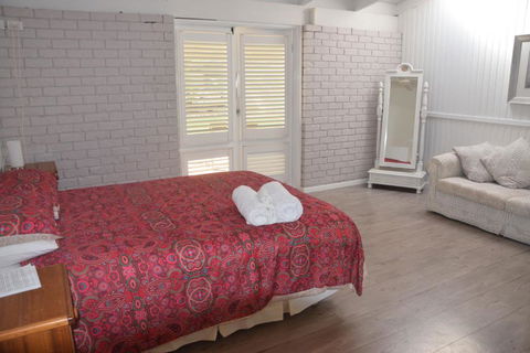McCarthy Lake House - Kempsey Accommodation 3