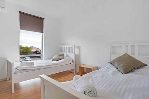 Adelaide Holiday Homes - Kempsey Accommodation 1