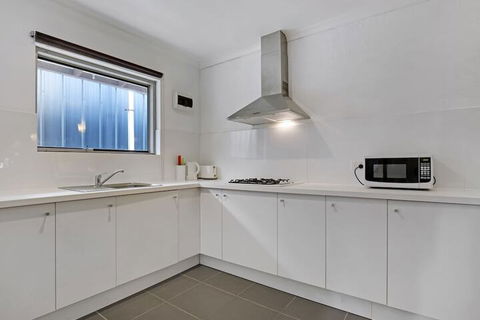 Adelaide Holiday Homes - Kempsey Accommodation 5