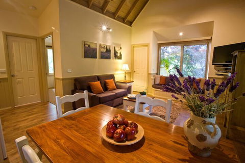 Autumn Abode Cottages Two - Kempsey Accommodation 6