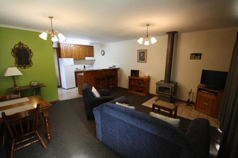 Halls Gap Log Cabins - Kempsey Accommodation 4