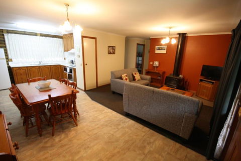Halls Gap Log Cabins - Kempsey Accommodation 1