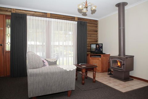 Halls Gap Log Cabins - Kempsey Accommodation 2