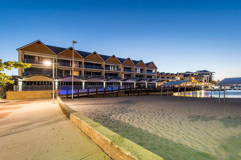 Dolphin Quay Apartment Hotel - Kempsey Accommodation 0
