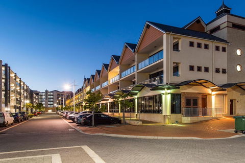 Dolphin Quay Apartment Hotel - Kempsey Accommodation 1