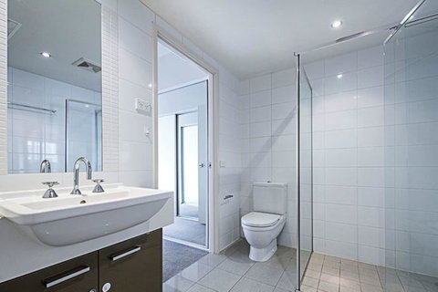 Spacious 1BR Stylish New Acton Apartment +Parking - Kempsey Accommodation 9
