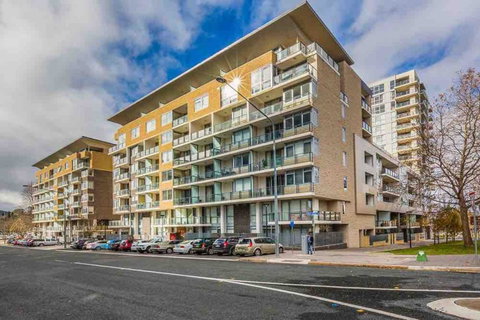 Spacious 1BR Stylish New Acton Apartment +Parking - Kempsey Accommodation 13