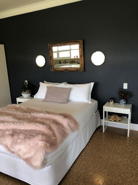 The Lake House Retreat - Kempsey Accommodation 3