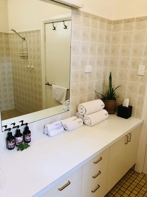 The Lake House Retreat - Kempsey Accommodation 7