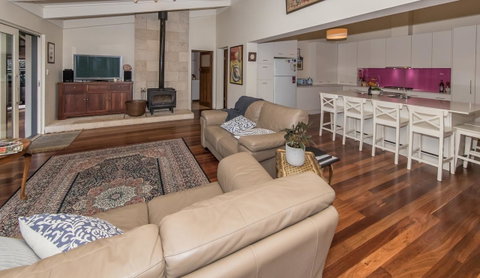 The Tudor House - Kempsey Accommodation 5