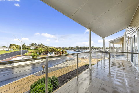 Aloha Waterfront Properties - Kempsey Accommodation 23