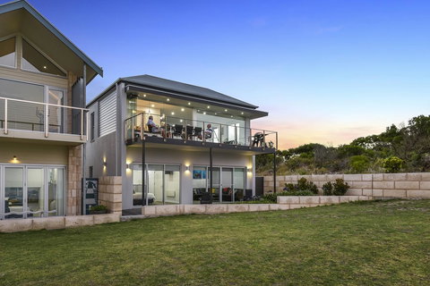 Aloha Waterfront Properties - Kempsey Accommodation 2