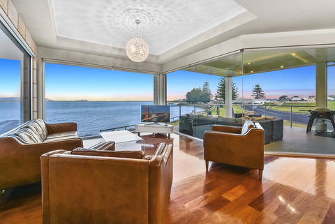 Aloha Waterfront Properties - Kempsey Accommodation 4