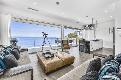 Aloha Waterfront Properties - Kempsey Accommodation 3
