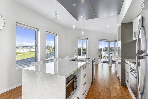 Aloha Waterfront Properties - Kempsey Accommodation 15