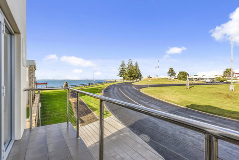 Aloha Waterfront Properties - Kempsey Accommodation 14