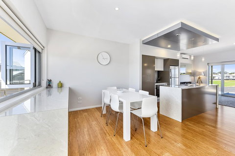Aloha Waterfront Properties - Kempsey Accommodation 28