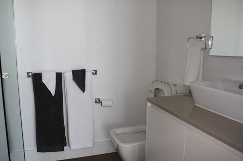 Modern CBD Apartment With Panoramic View - Kempsey Accommodation 11