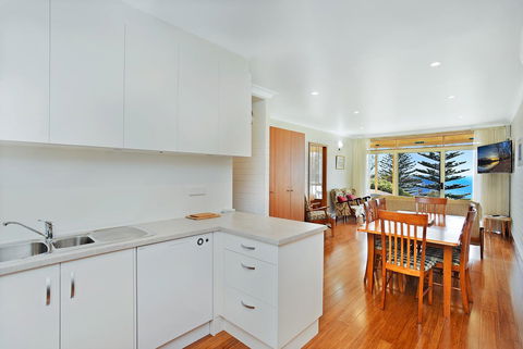The Dolphins Beachfront Apartments - Kempsey Accommodation 4