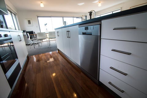 Coorong Waterfront Retreat - Kempsey Accommodation 10