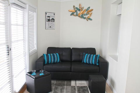 Smugglers Inn Studio Apartments - Kempsey Accommodation 3