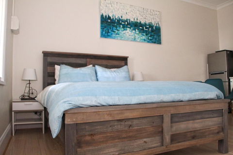 Smugglers Inn Studio Apartments - Kempsey Accommodation 0