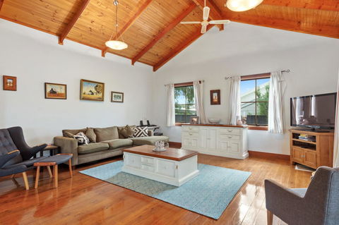 The Log Cabin - 47 Jetty Road - Kempsey Accommodation 4
