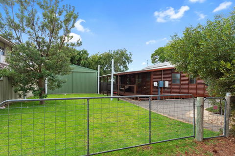 The Log Cabin - 47 Jetty Road - Kempsey Accommodation 6