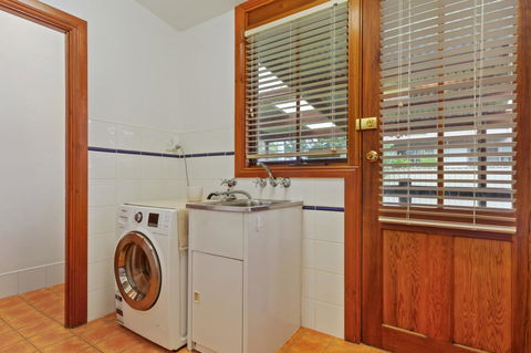 The Log Cabin - 47 Jetty Road - Kempsey Accommodation 7