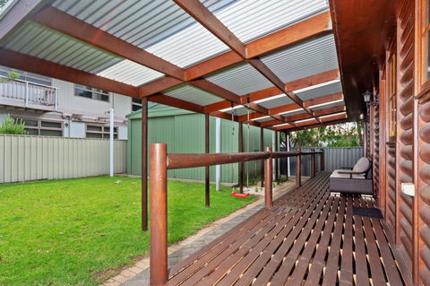 The Log Cabin - 47 Jetty Road - Kempsey Accommodation 9