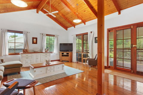 The Log Cabin - 47 Jetty Road - Kempsey Accommodation 1