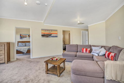 Sail Away - Kempsey Accommodation 13