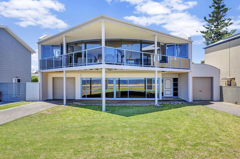 Sail Away - Kempsey Accommodation 3