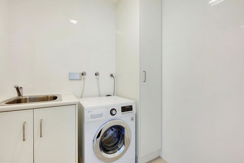 Light And Spacious, Stunning Views Of Adelaide - Kempsey Accommodation 10