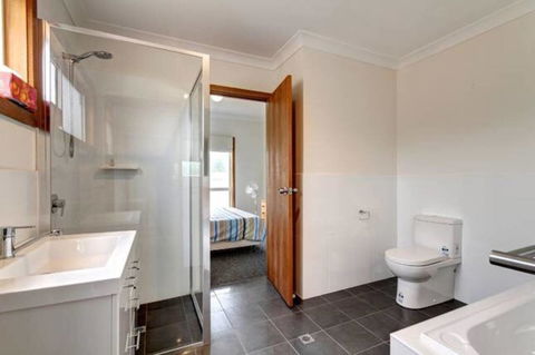 SeaWatch-Sea Views - Kempsey Accommodation 8